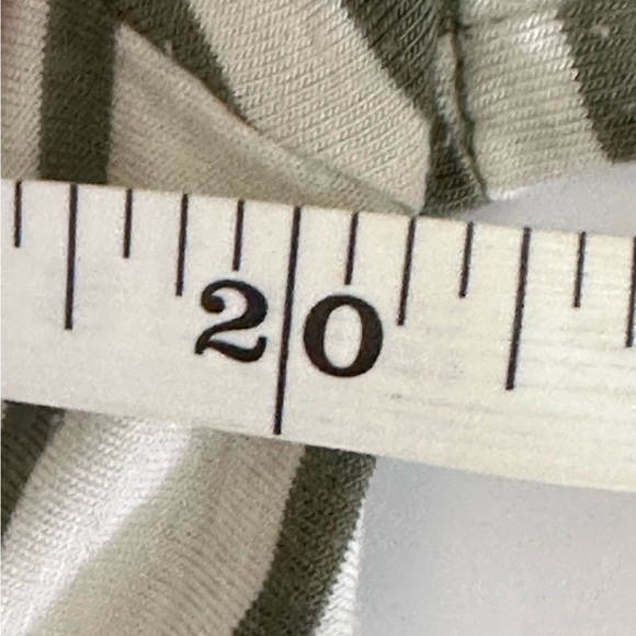 Jessica Simpson sz Md maternity top in olive and off white wandering stripes - Picture 4 of 15